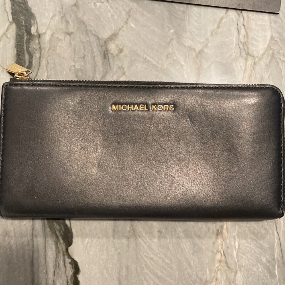 Michael Kors Jet Set Travel Qtr-Zip Leather Wallet